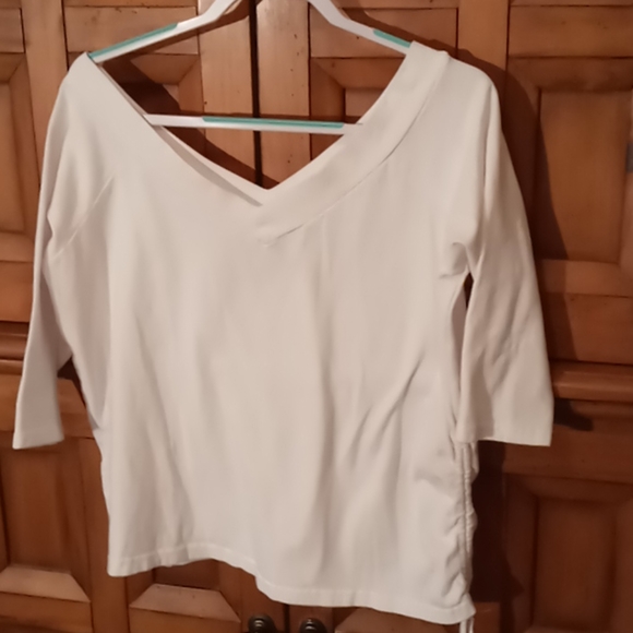 🟢 V-neck & back Ladies top - Picture 1 of 7